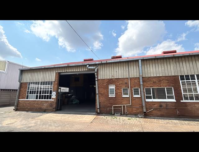 360M² WAREHOUSE TO LET IN JET PARK